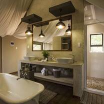 De-Lux Tent Bathroom