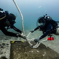 divers untying the knot