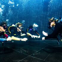 divers lessons on pool