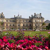 Class time on the grounds of the Jardins de Luxembourg