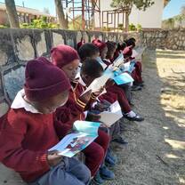Kids reading at Mount Cazalet Primary School 