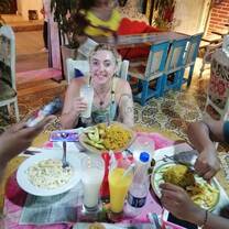 Students enjoying a Cartagena desayuno