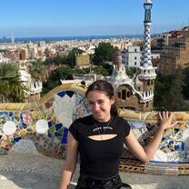 Mentor guiding international interns during a project in Barcelona