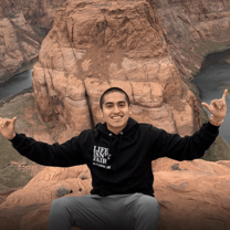 Young man sitting on Horseshoe Bend overlook