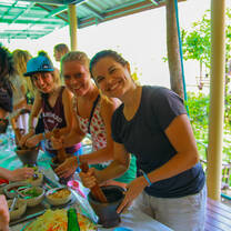 Backpacking Thailand: group eating food