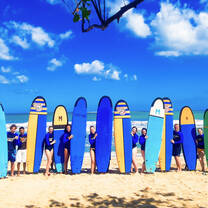 Backpacking Bali group surfing