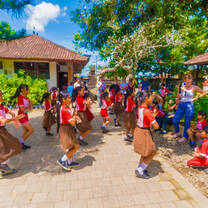 Backpacking Bali group dancing