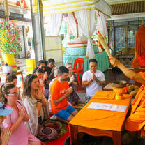 Backpacking Thailand group teaching