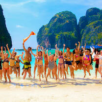 Backpacking Thailand group at beach
