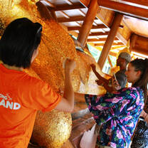 Backpacking Thailand group at farm