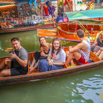 Backpacking Thailand: Group in canoe