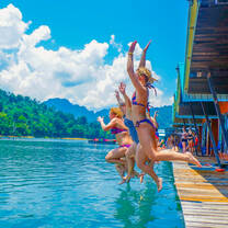 Backpacking Thailand: jumping picture