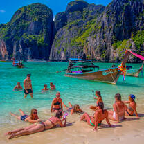 Backpacking Thailand: group on beach