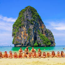 Backpacking Thailand: group on island