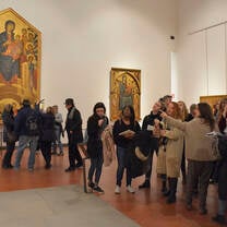 Stundets in a museum with instructor