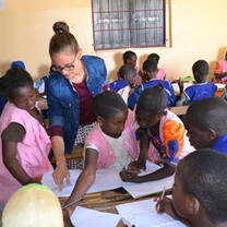 An international volunteer teaching in Kenya