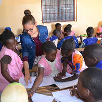 Volunteers Kenya- Volunteer teaching