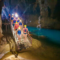 Backpacking Vietnam: Group in caves 