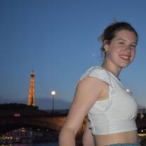 Student with Tour Eiffel 