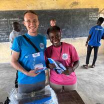 Sfligvolunteers always full or smiles when they entre thé classroom