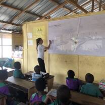 Sfligvolunteer giving French Lessons to kingdergaten class