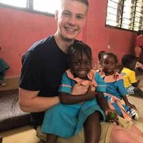 Sfligvolunteer Martyn showing love to toddlers