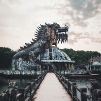 dragon statue at temple 