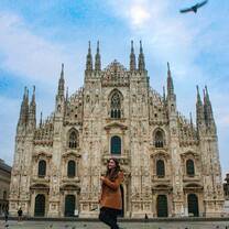 Student in front of Duomo