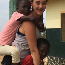 Children feeling comfortable arounf volunteer