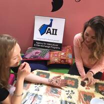 HSE students learning Hindi in workshop together