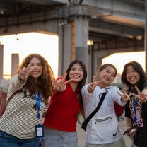 Women group photo by the Han River