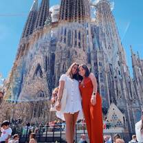 2 participants pose in Spain