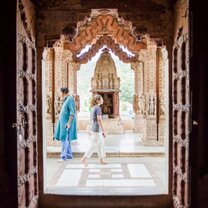 India_walking-through-building