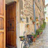 A quaint alleyway featuring a vintage bicycle leaning against a weathered door, capturing the essence of Spain and RVF International’s teach abroad adventure.