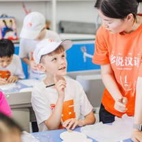 interact with the teacher in the Chinese class