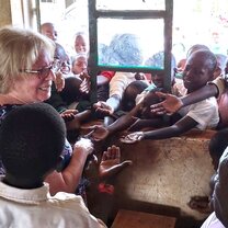 woman volunteering at primary school in Kenya