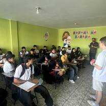 teaching english in the classroom San Pedro GT