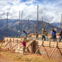 VISIONS Peru participants bulding a school 