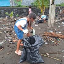 Consciously and independently collecting plastic waste on the beach