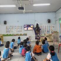 volunteer teaching in the classroom