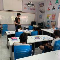 volunteer teaching in the classroom