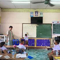 volunteer teaching in the classroom