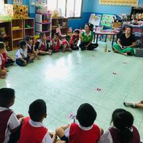 volunteer teaching in the classroom