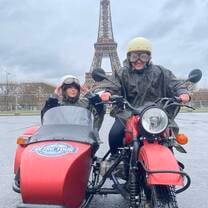 EF students exploring Paris in the rain