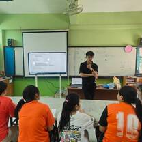 volunteer teaching in the classroom