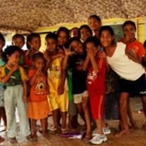 Volunteer with children in Samoa with Projects Abroad