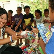 Volunteers with locals in Costa Rica