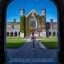Aula through the Archway