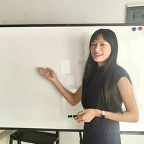 Experienced Chinese instructor giving a lecture at RPL School