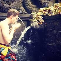 Hindu purification ritual at Holy Spring Tempel